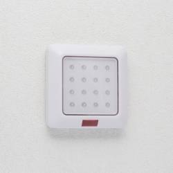 Lampa na stenu s diaľkovým ovládaním - na batérie