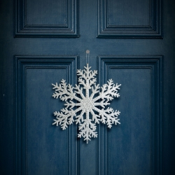 Vianočná dekorácia – snehová vločka – trblietavá strieborná – závesná – 31 cm