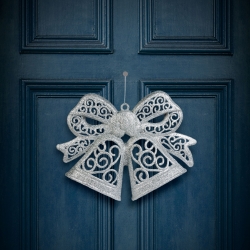 Vianočná dekorácia – mašľa – závesná – strieborná – 35 cm